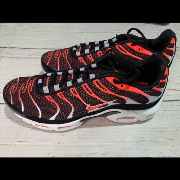 Nike Air Max Plus TN Hot Lava Running Black Crimson 852630-034 Men Size 10.5 New